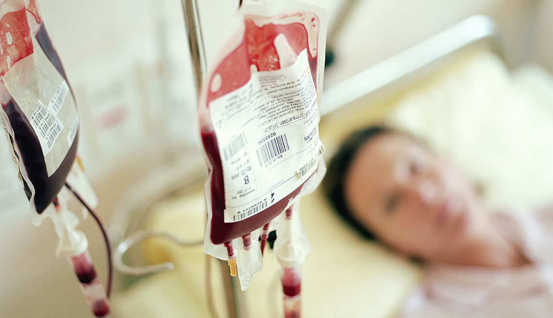 Paciente recibiendo una transfusión de sangre - Transfusión autóloga