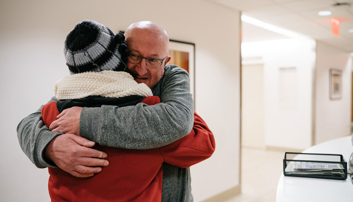 Dos personas abrazándose - Paciente de cáncer
