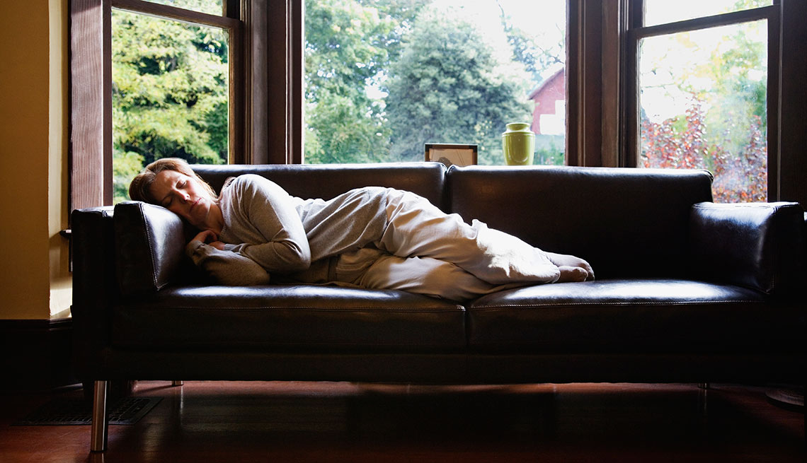 Adulto tomando una siesta en un sofá