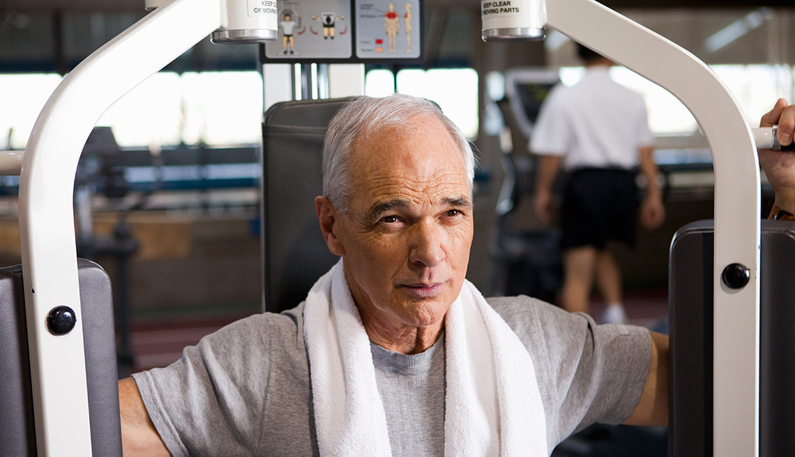 Hombre maduro haciendo ejercicio en un gimnasio - Lo que debes saber antes de comenzar a tomar testosterona