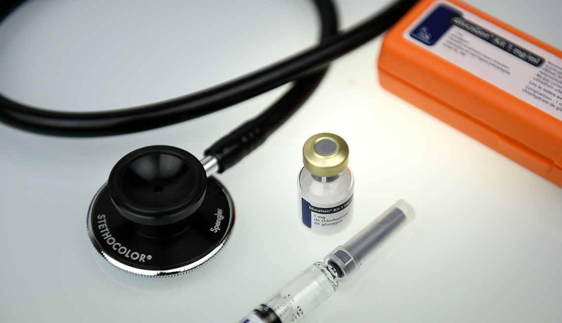 Estetoscopio, jeringuilla y frasco de insulina