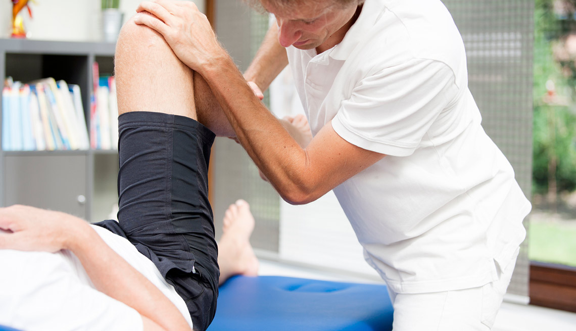 Paciente recibiendo terapia física - Estirando las caderas