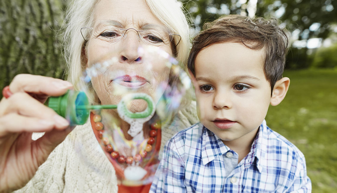 Abuela haciendo burbujas con su nieto