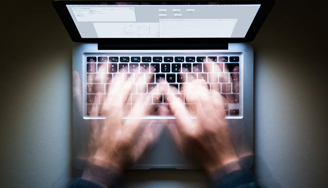 Persona utilizando una computadora