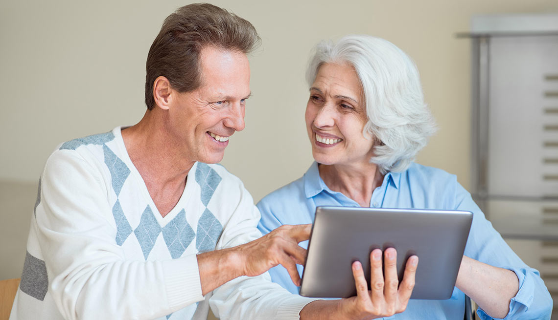 Dos personas sostienen una tableta electrónica en sus manos - Consejos para elegir productos tecnológicos que apoyen en el cuidado