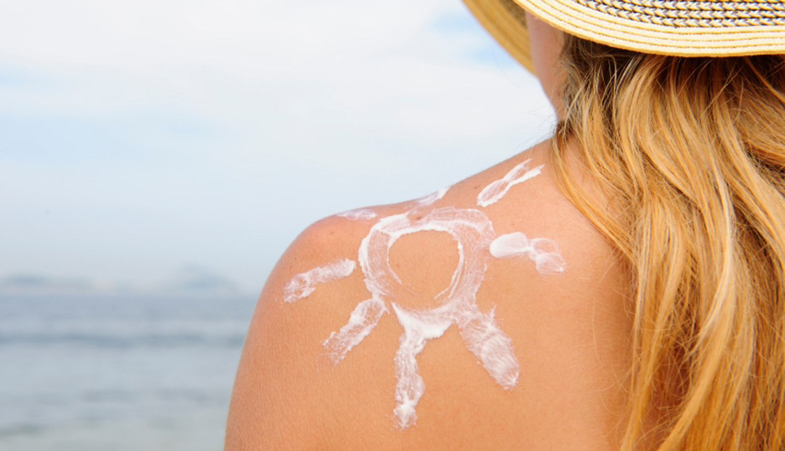 Mujer en la playa - Proteje tu piel