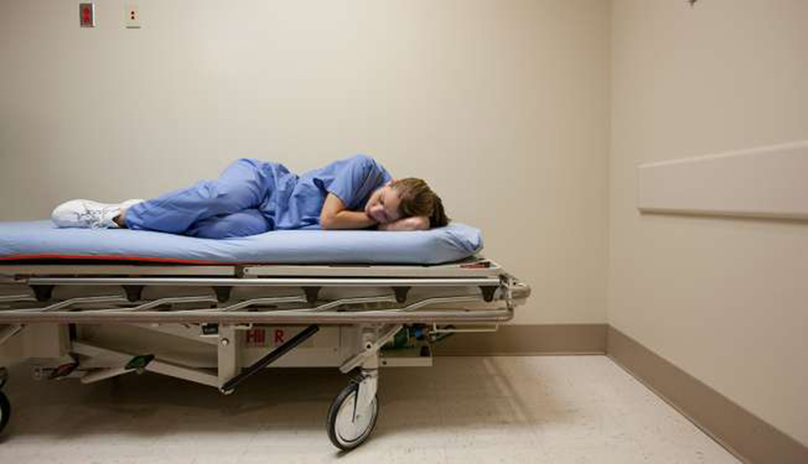 Médico tomando una siesta en una camilla