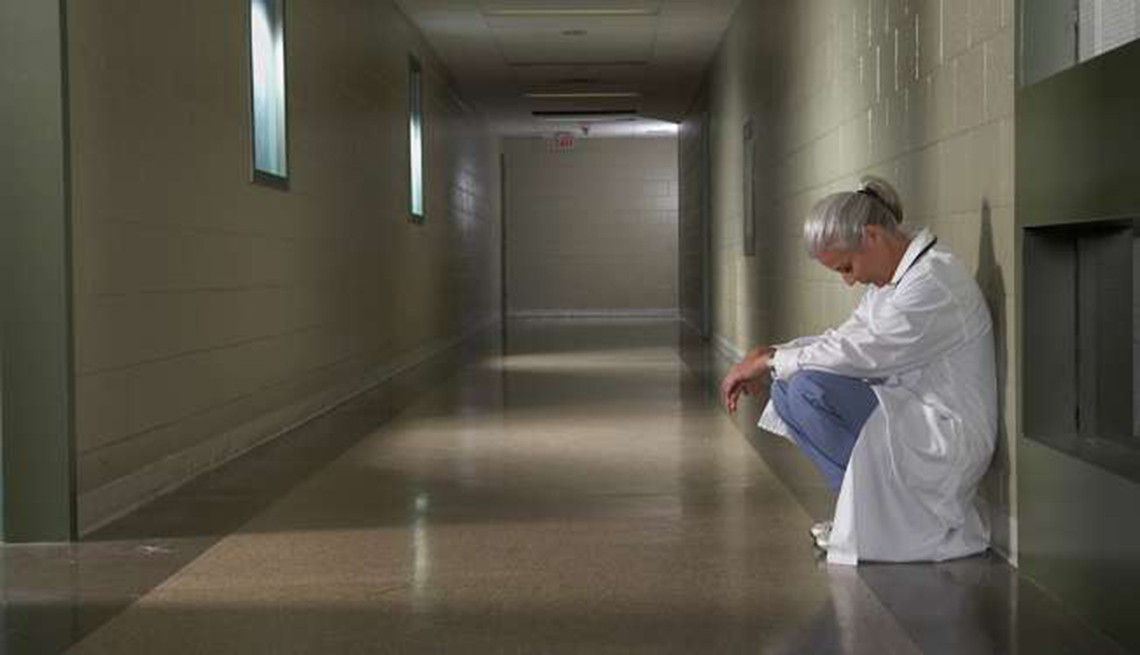 Médico tomando un receso en un pasillo de hospital
