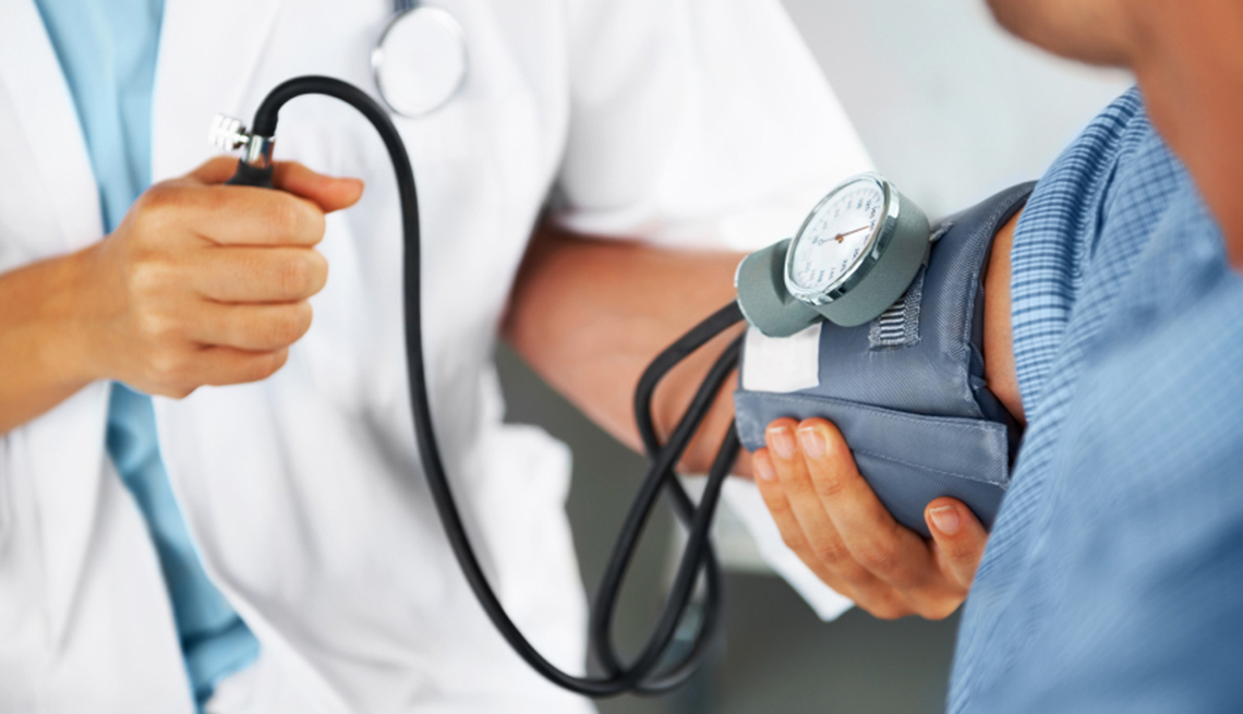 Enfermera tomando la presión arterial a un paciente