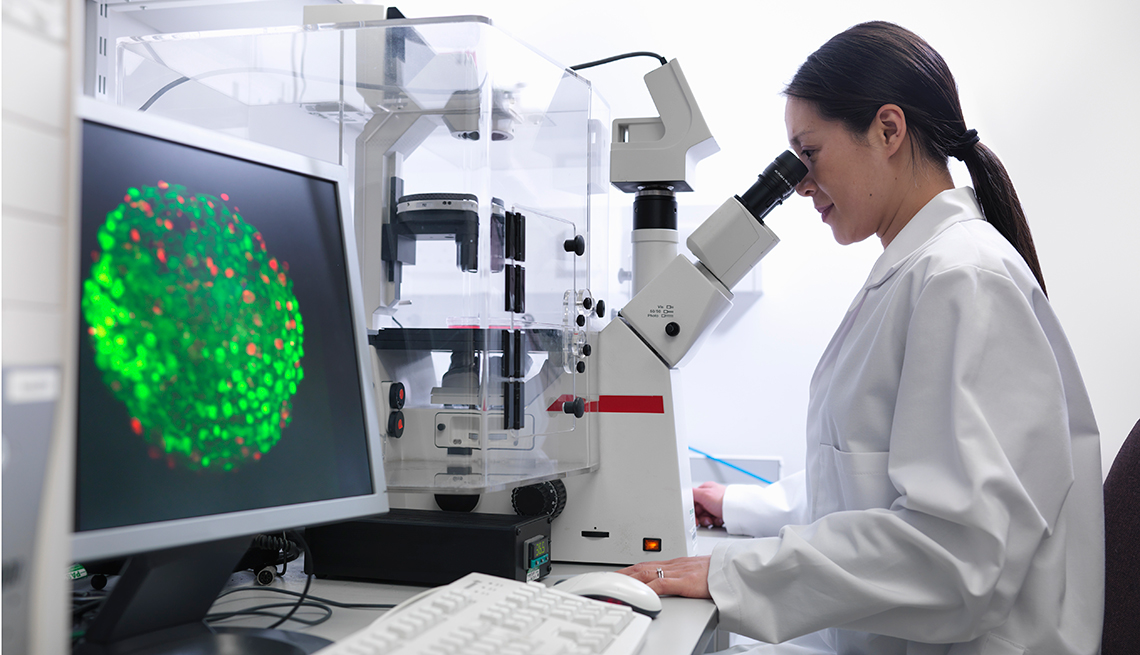 Científica estudiando células madre