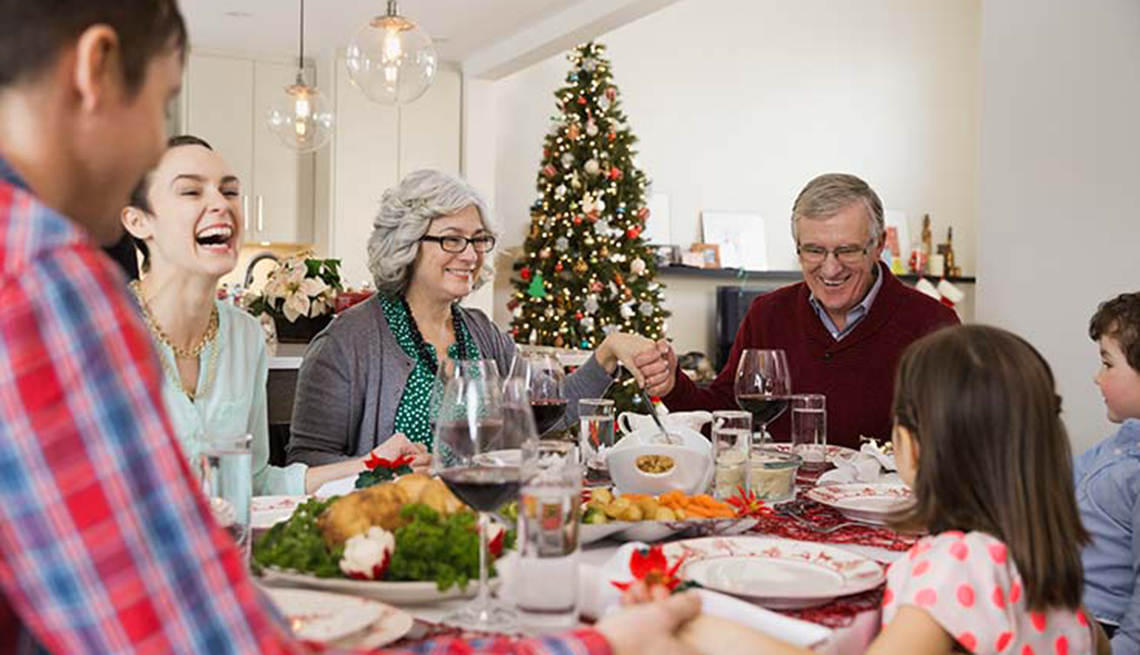 Familia sentada a la mesa celebrando cena de navidad