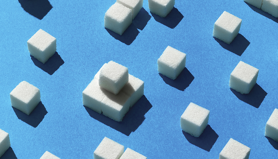 Cubos de azúcar sobre fondo azul