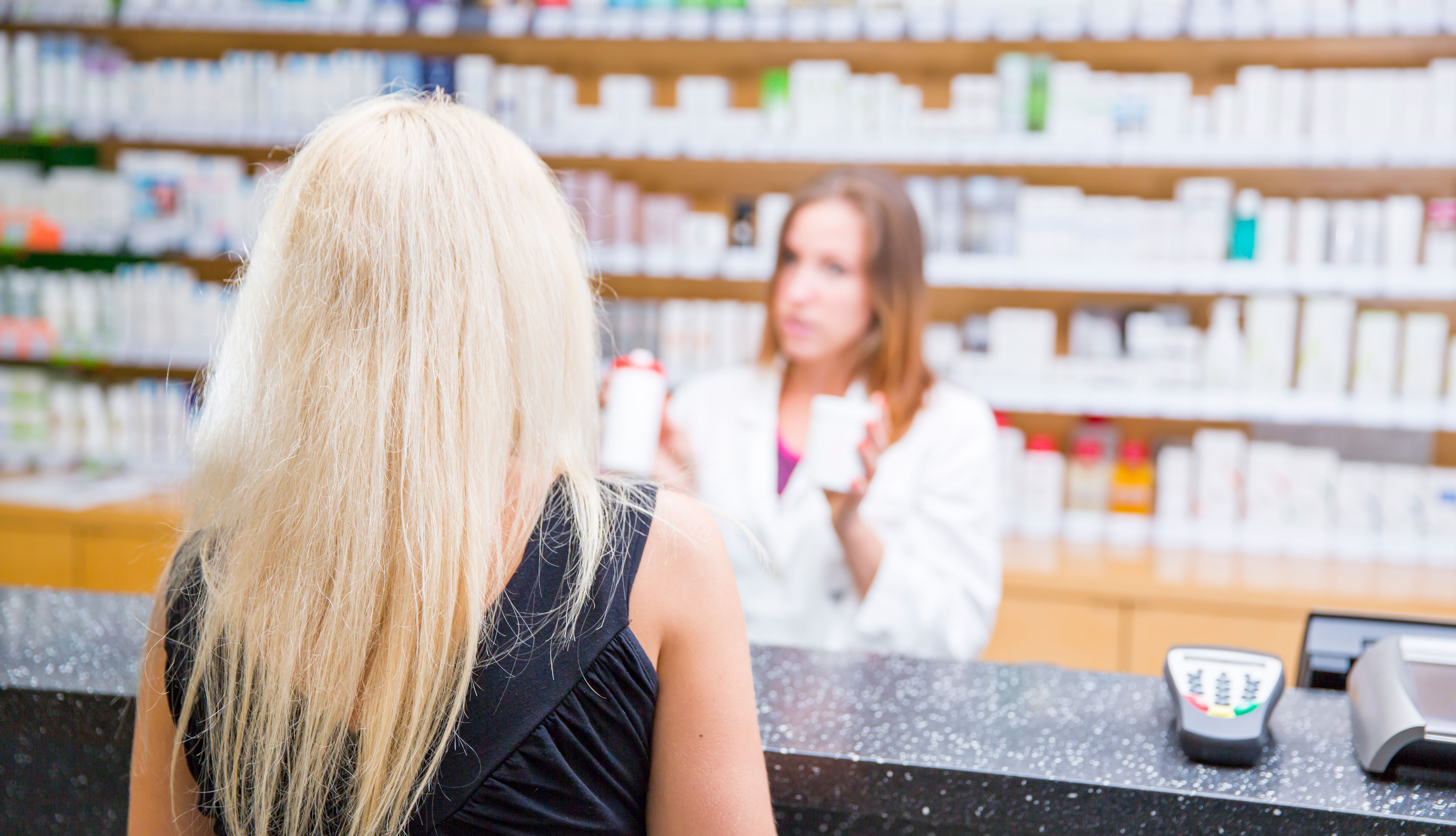 Mujer en una farmacia