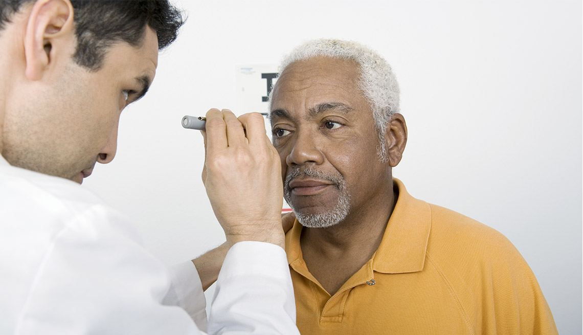 Médico examina los ojos de un paciente