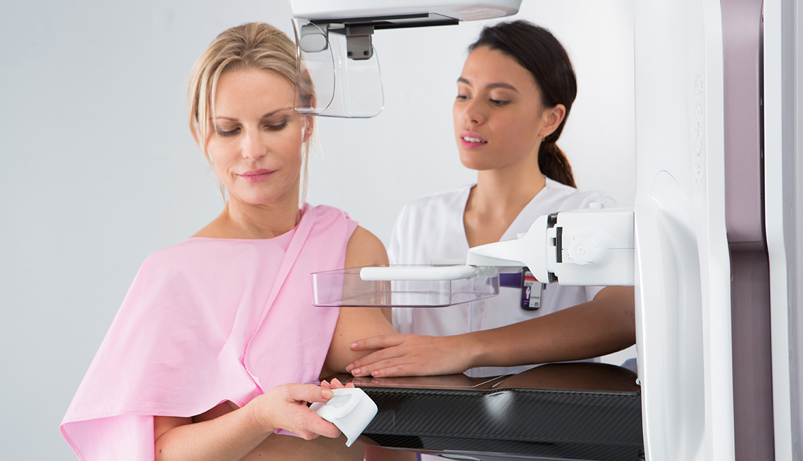 Personal médico realiza una mamografía a una paciente 