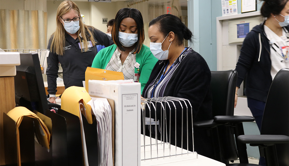 Dra. Teresa Amato, Cheryl Thomas y Sasha Marsh, doctoras y enfermeras de sala de emergencia