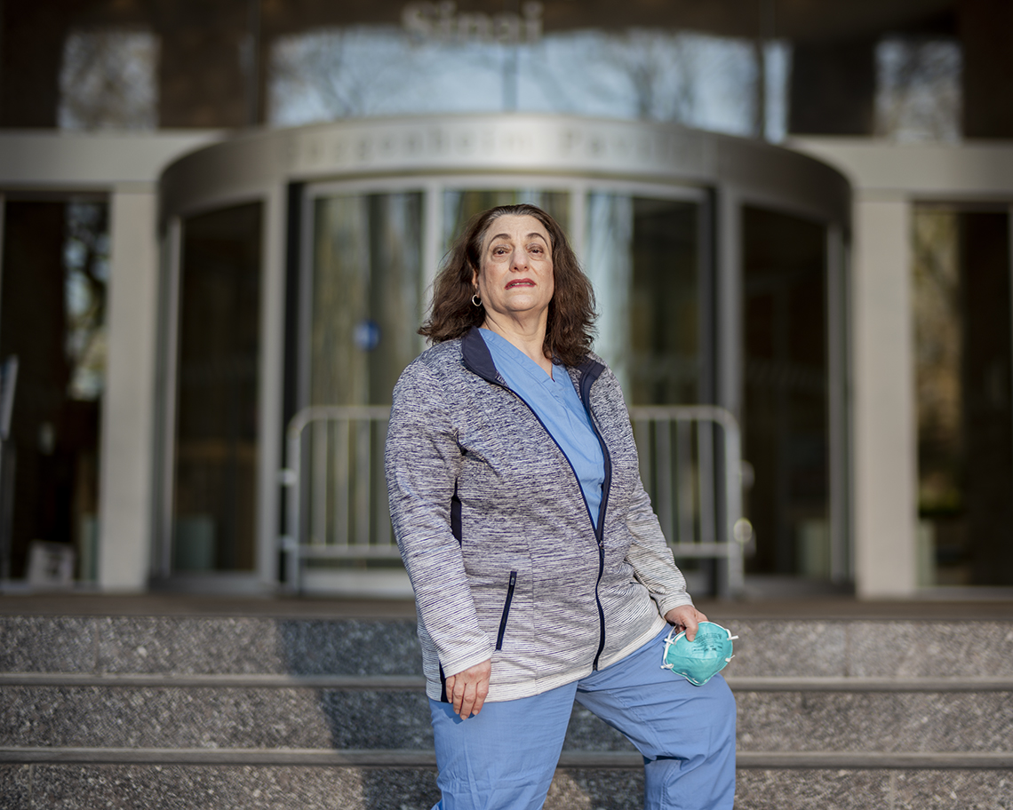 La enfermera Robin Krinsky parada en una escalera