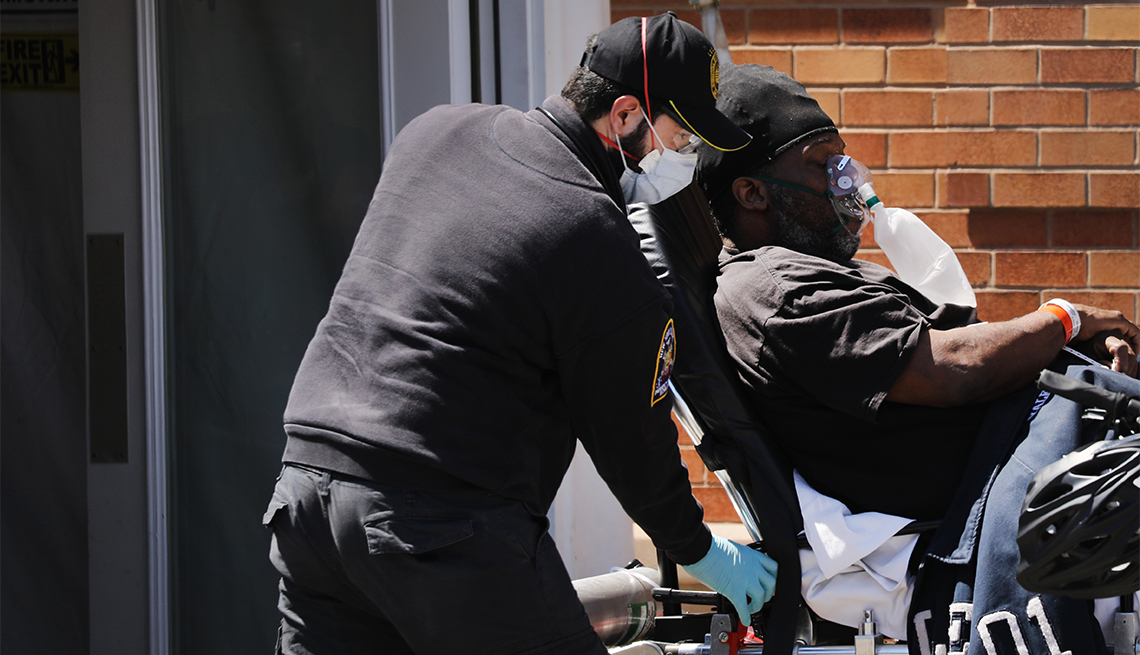 Un paramédico transporta a un hombre afroamericano en una camilla