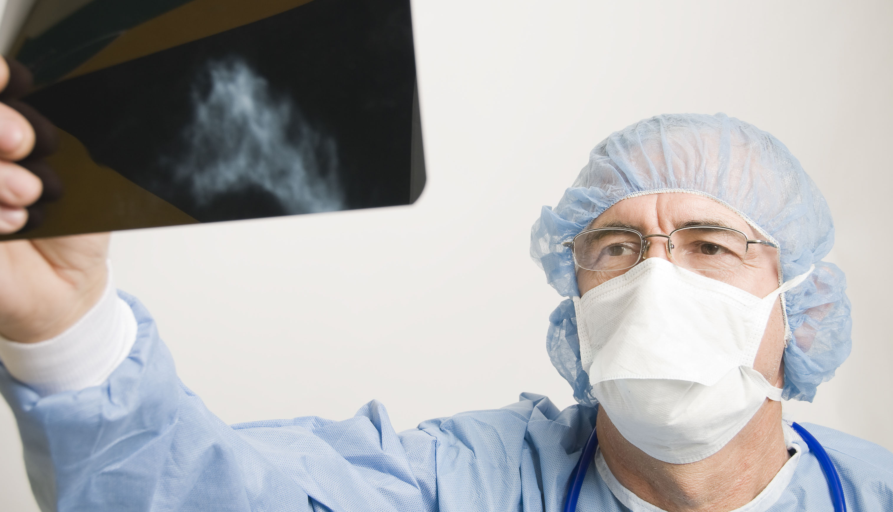 Un doctor observa una radiografía