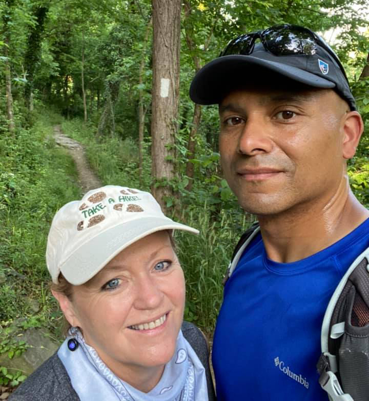 Terri Marshall junto a su esposo haciendo una caminata por el bosque