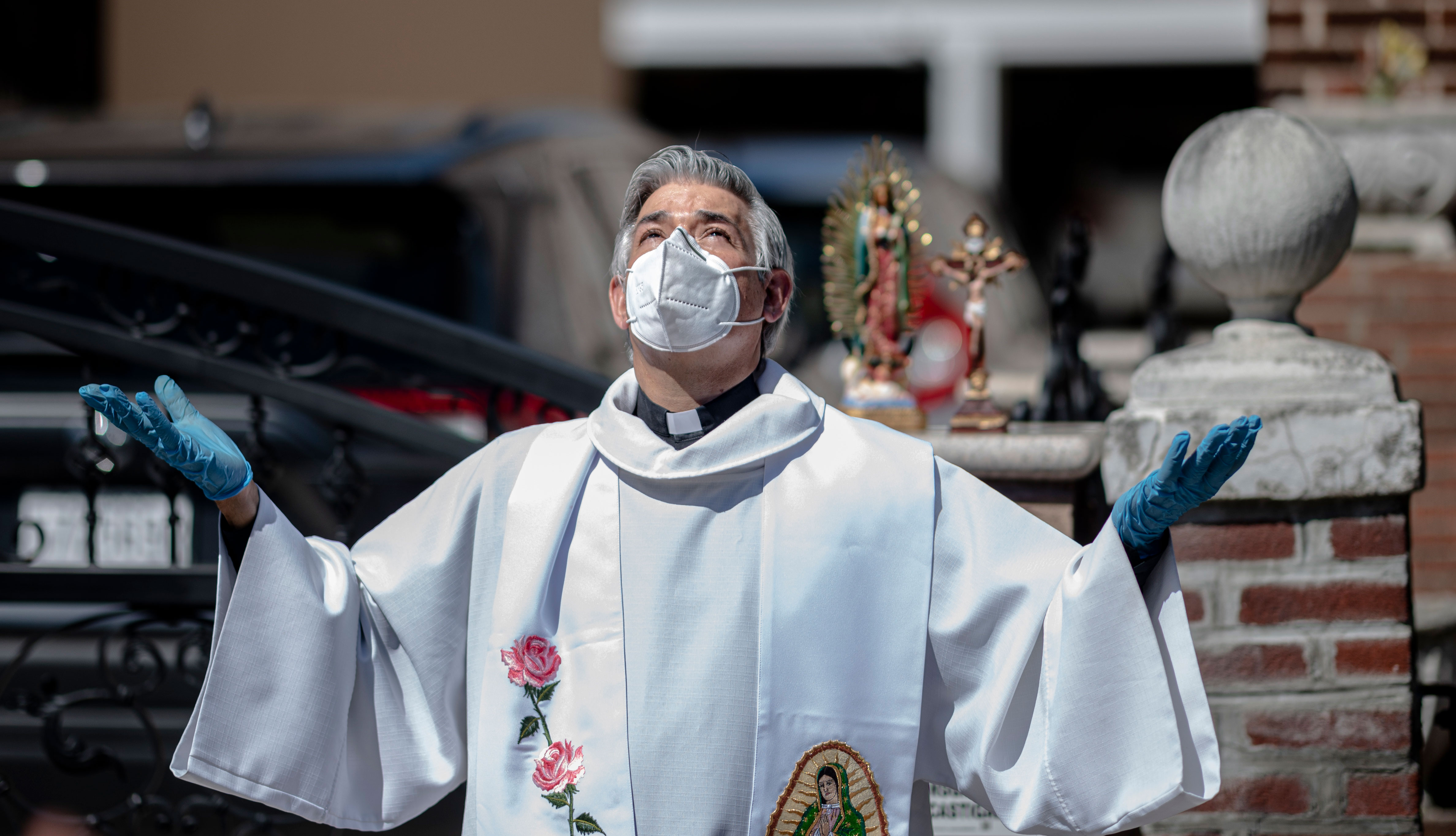 Fabian Arias, pastor luterano de la Iglesia de San Pedro en Manhattan, se prepara para celebrar un servicio en una calle en Brooklyn