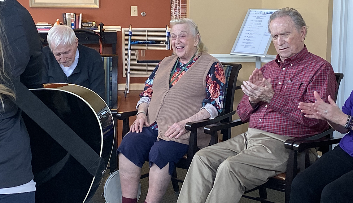 La musicoterapeuta Zoe Gleason Volz conduce una sesión de musicoterapia con un grupo de adultos mayores