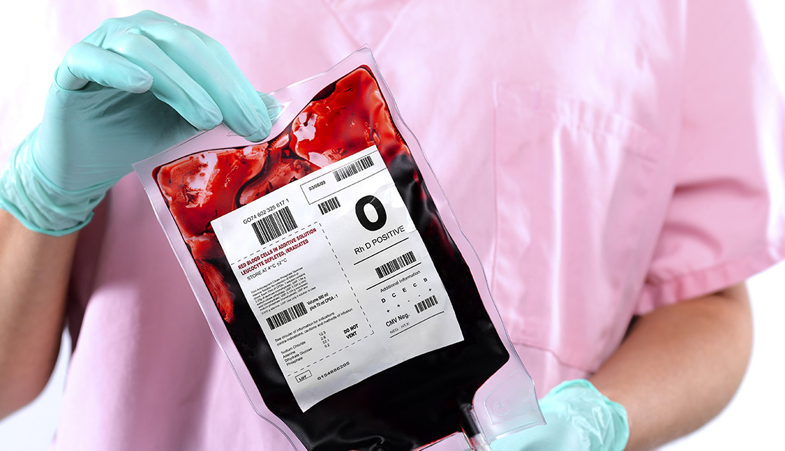 Un enfermera sostiene una bolsa de sangre tipo O positivo