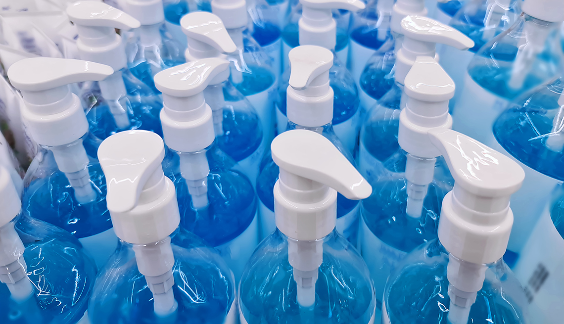 Botellas de desinfectante de manos con alcohol