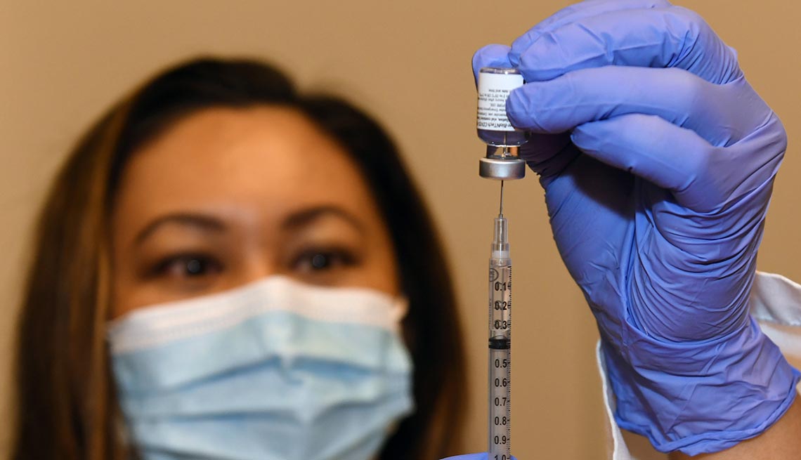 Un proveedor médico prepara una dosis de vacuna