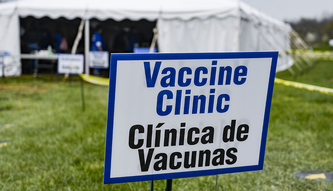 Un letrero de una clínica de vacunas en inglés y español