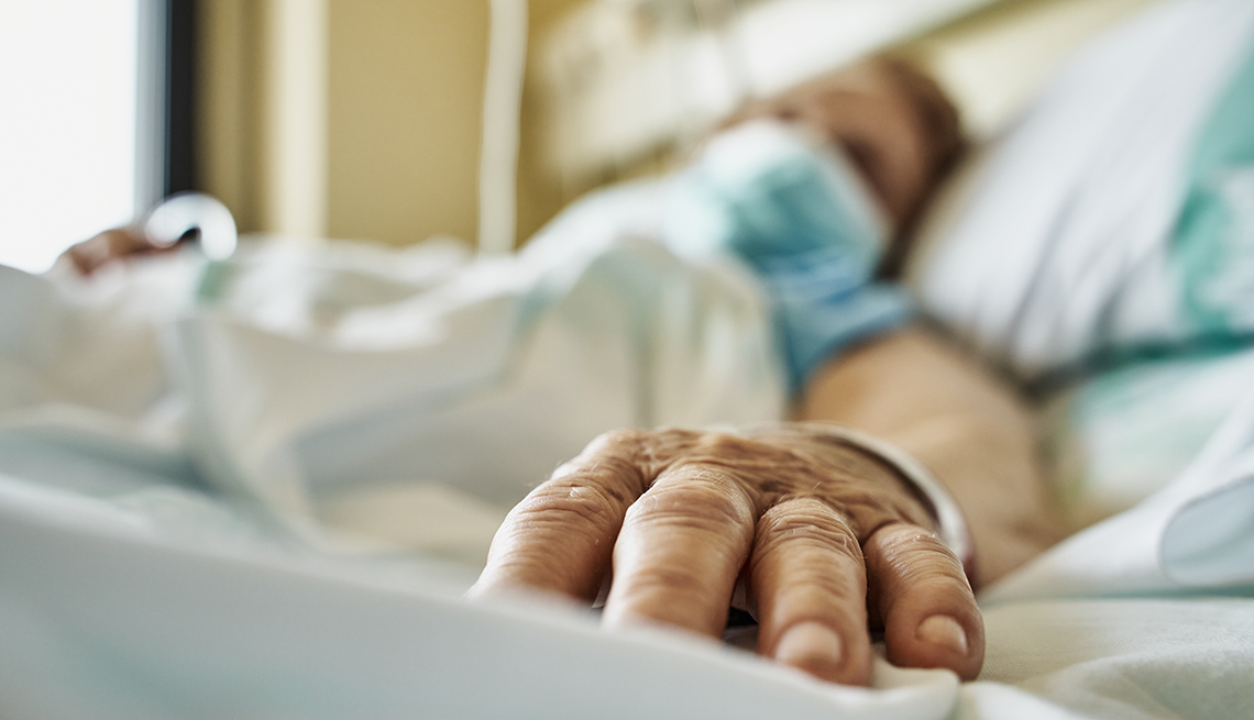 Una mujer mayor en la cama de un hospital