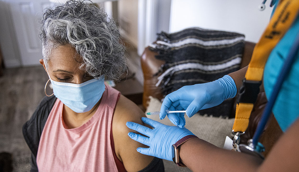 Una enfermera administra una vacuna contra el coronavirus a una mujer