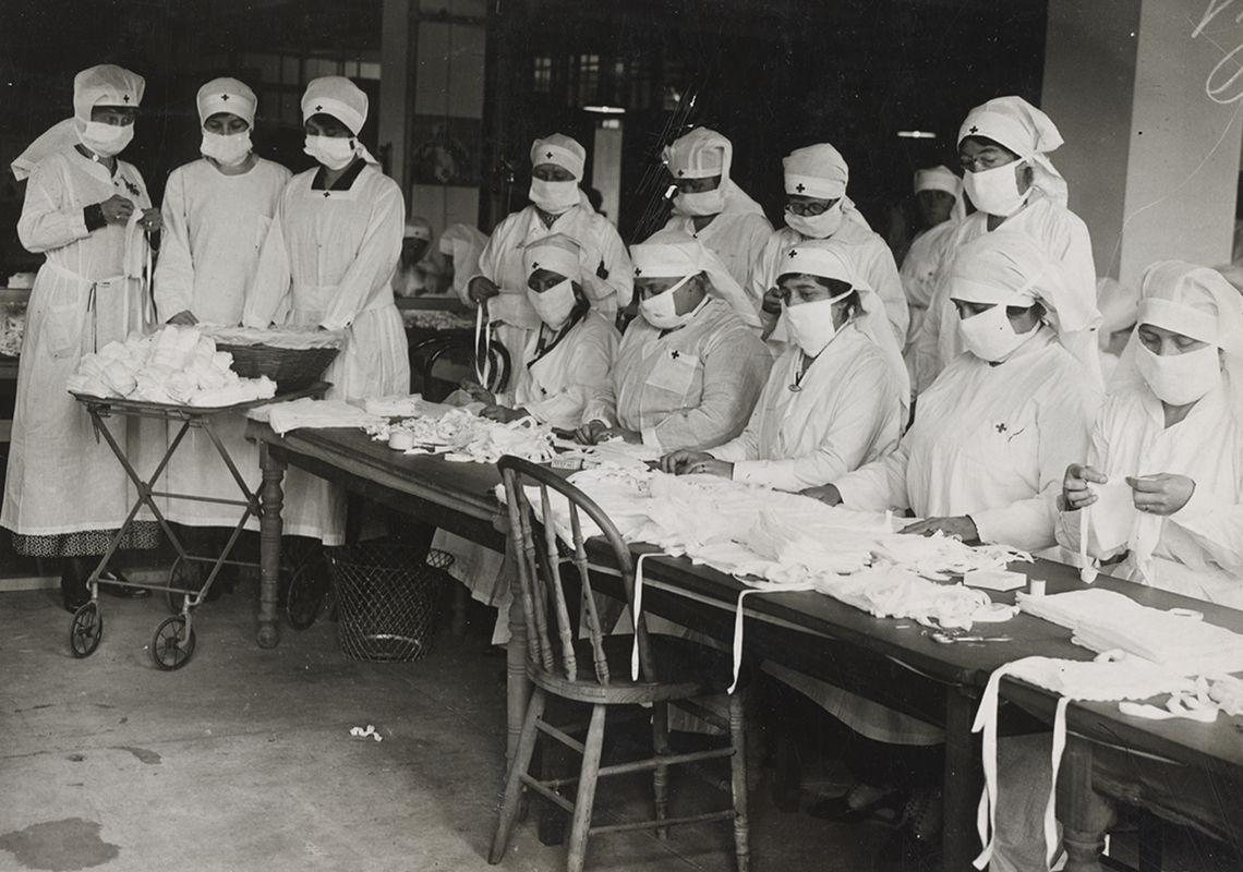 Foto en blanco y negro que muestra varios voluntarios durante la pandemia de gripe de 1918