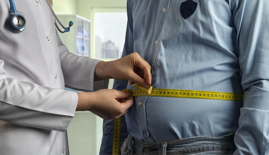 Un doctor mide la circunferencia de su paciente