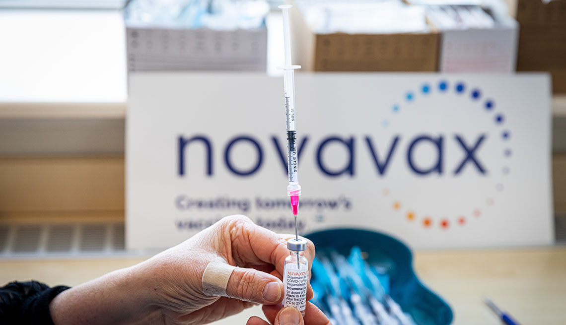 Personal médico prepara una vacuna de Novavax contra la COVID
