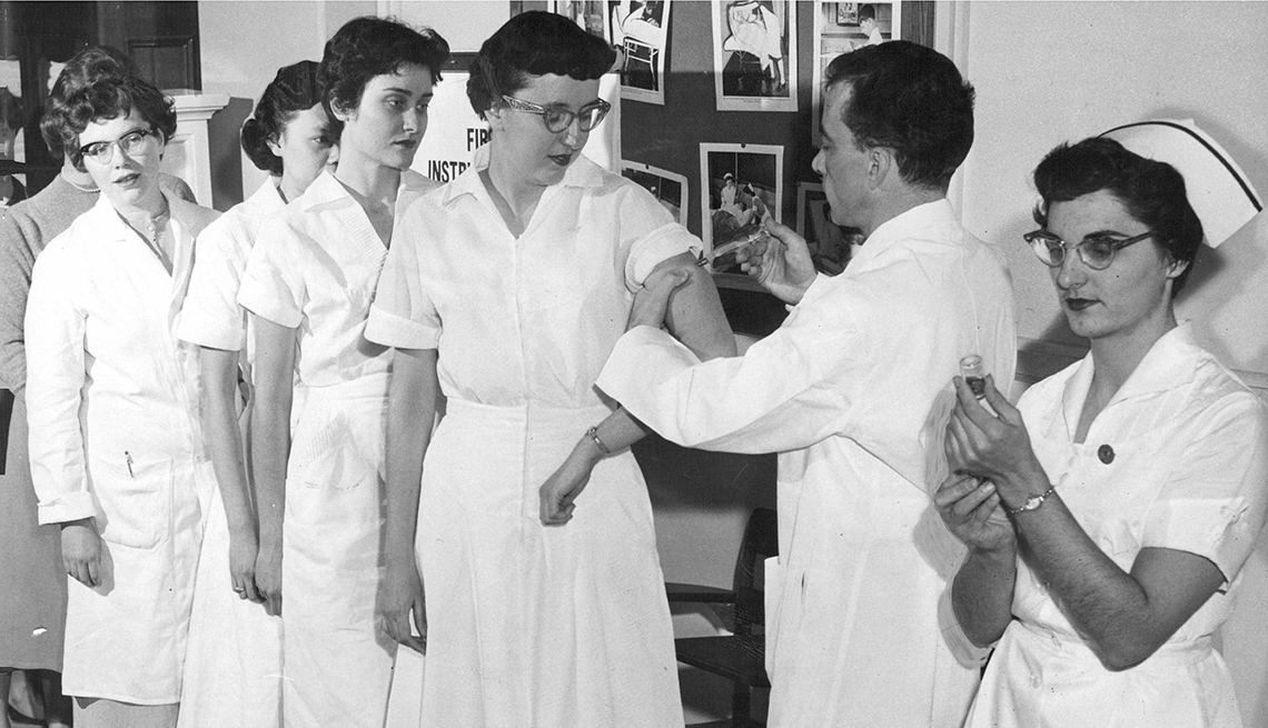 Un médico administrando vacunas a los trabajadores de la salud en 1957