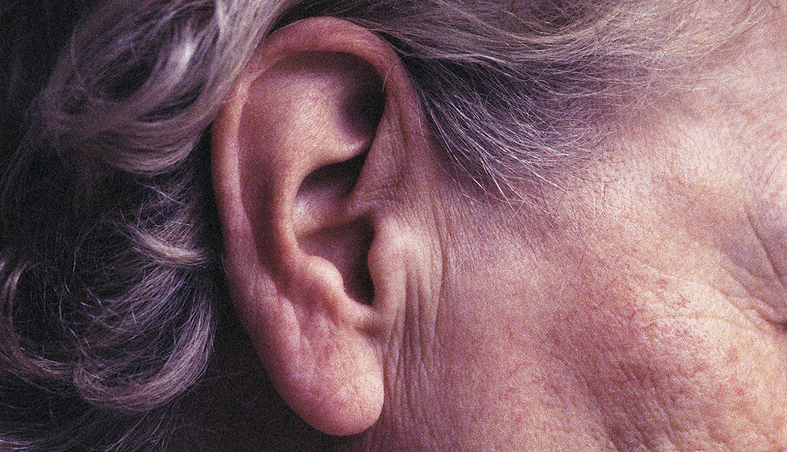 Foto donde se ve la oreja y parte del perfil de una persona mayor