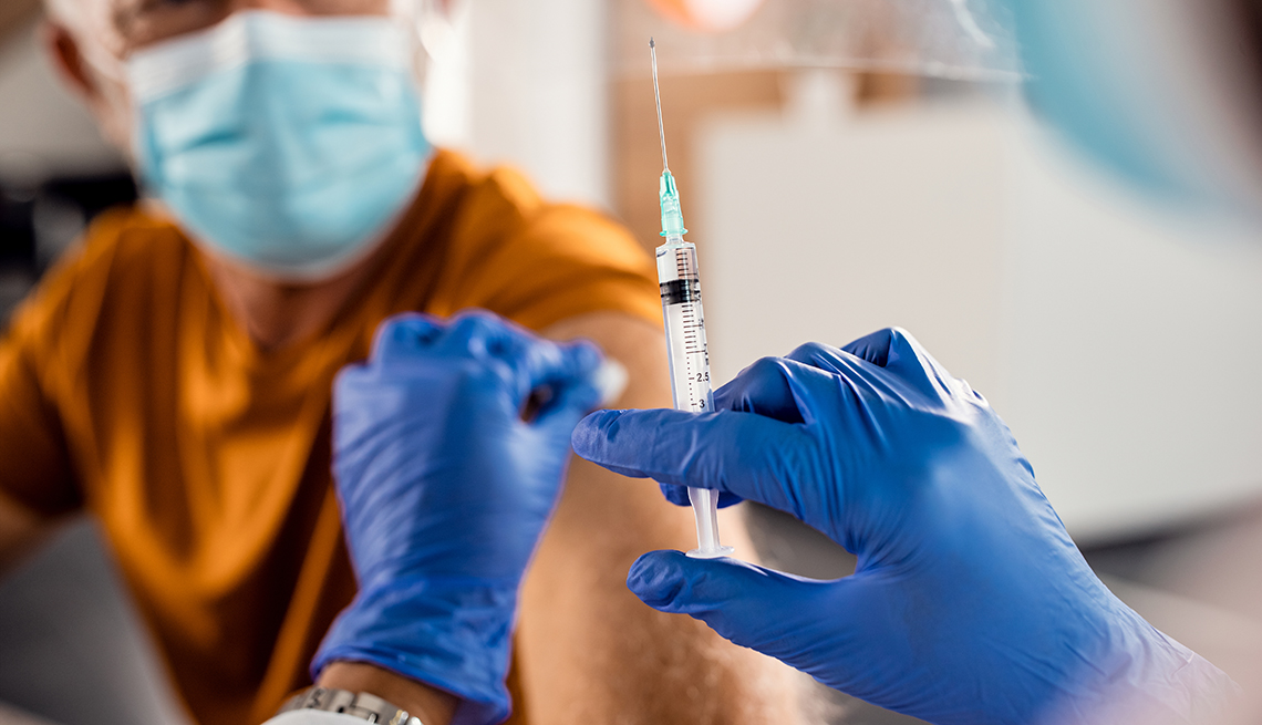 Un paciente se alista para recibir una vacuna