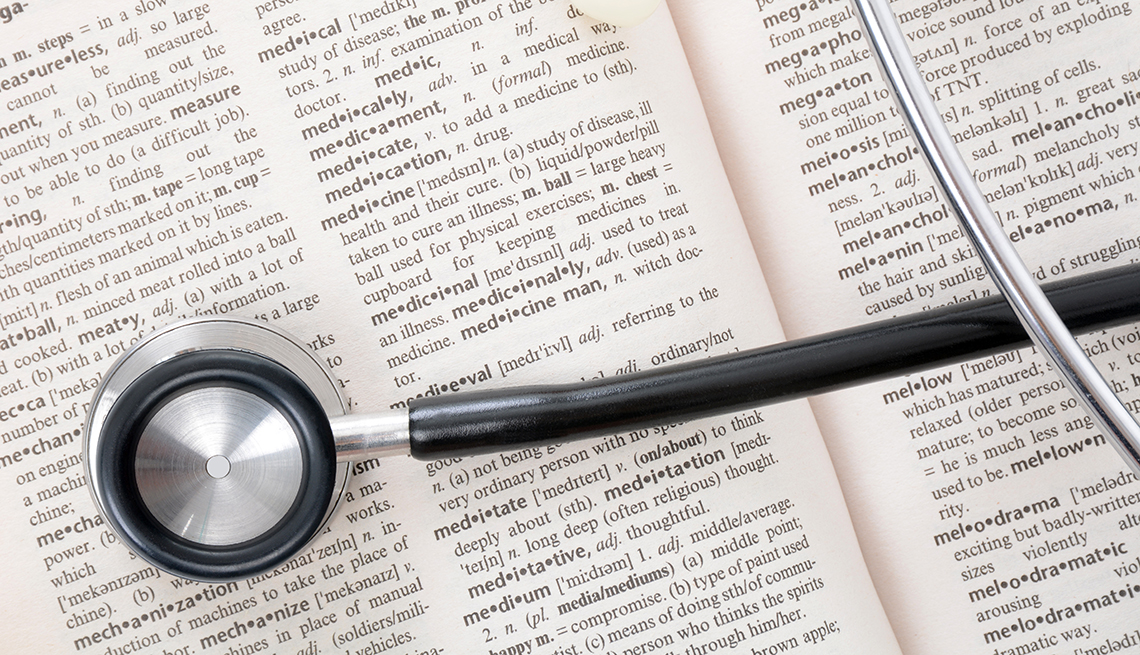 Un estetoscopio sobre un diccionario con términos médicos