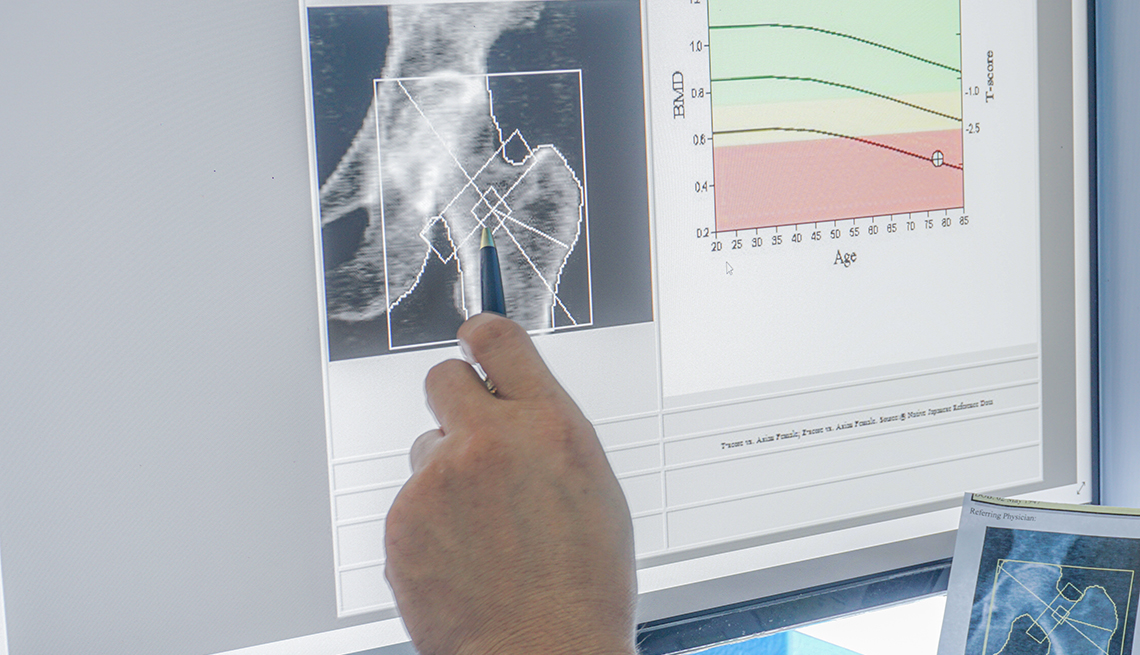 Médico analiza los resultados de una radiografía