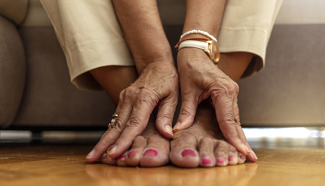 Una mujer masajea sus pies