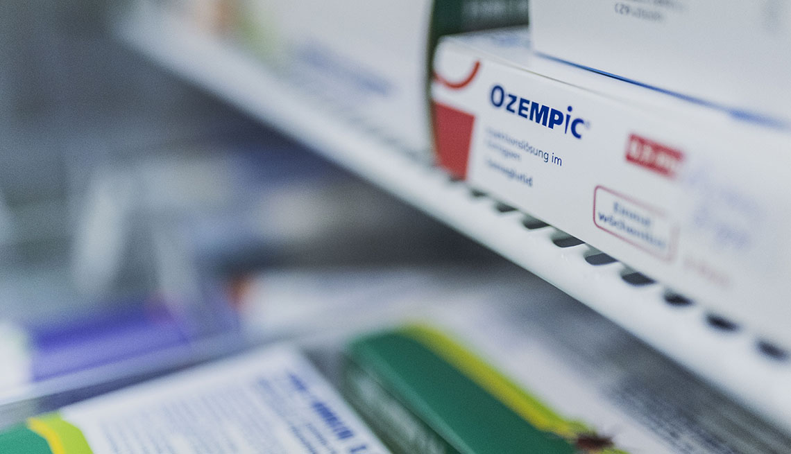 Un empaque de Ozempic, el medicamento para la diabetes que usan para perder peso, en un estante de una farmacia