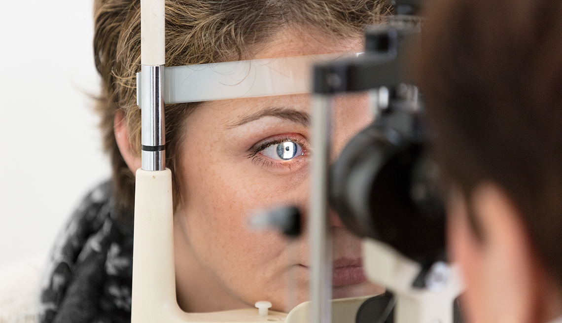 Un oftalmólogo revisa los ojos de una paciente