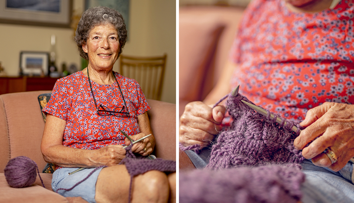 Kathy Reynolds sentada en su sofá tejiendo; la primera foto muestra que está usando ambas manos y que está recuperando el uso de su mano derecha después de un derrame cerebral