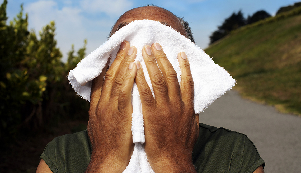 Hombre secándose el sudor con una toalla