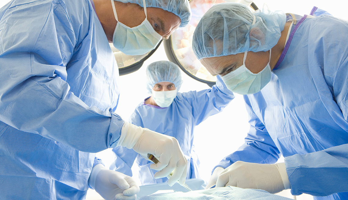 Médicos en la sala de cirugía durante una operación.
