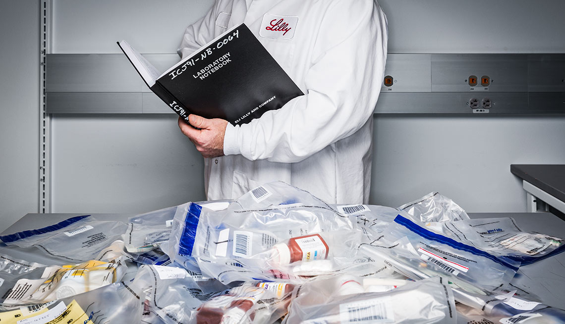 Médico y medicamentos en bolsas plásticas sobre una mesa - Medicamentos falsificados