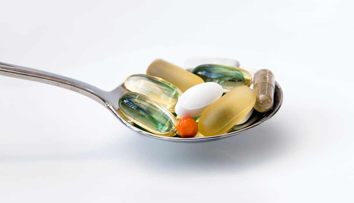 Varias vitaminas en una cuchara