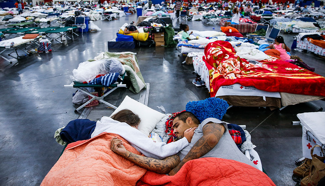 Tammy Dominguez y Christopher Dominguez descansan en un refugio para personas evacuadas por el huracán Harvey