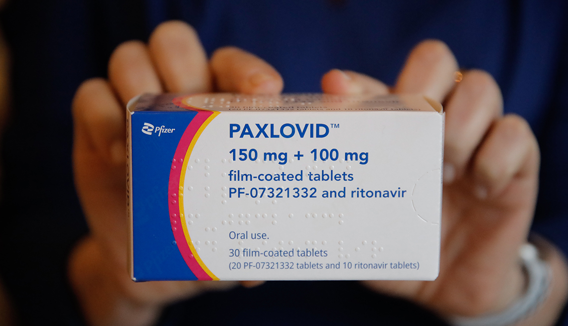 Una persona sostiene un empaque del medicamento Paxlovid contra la COVID-19
